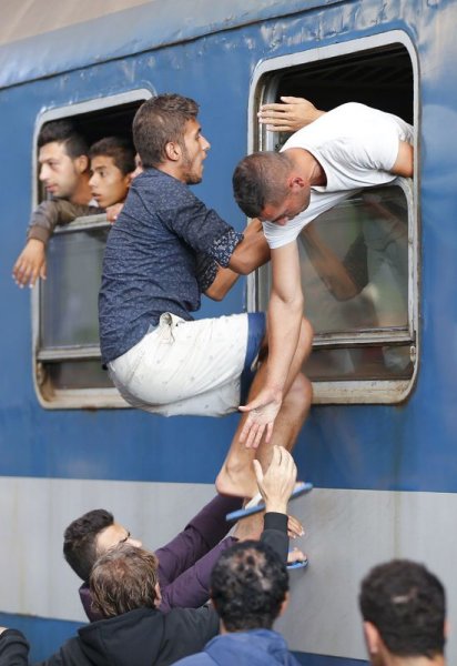 Macaristan'da mülteciler trenlere akın etti