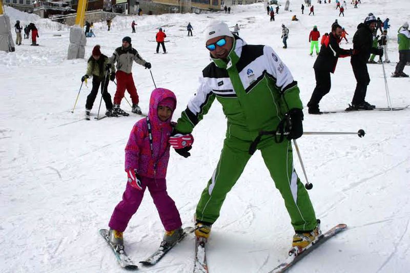Uludağ'da pistler acemi kayakçılarla doldu