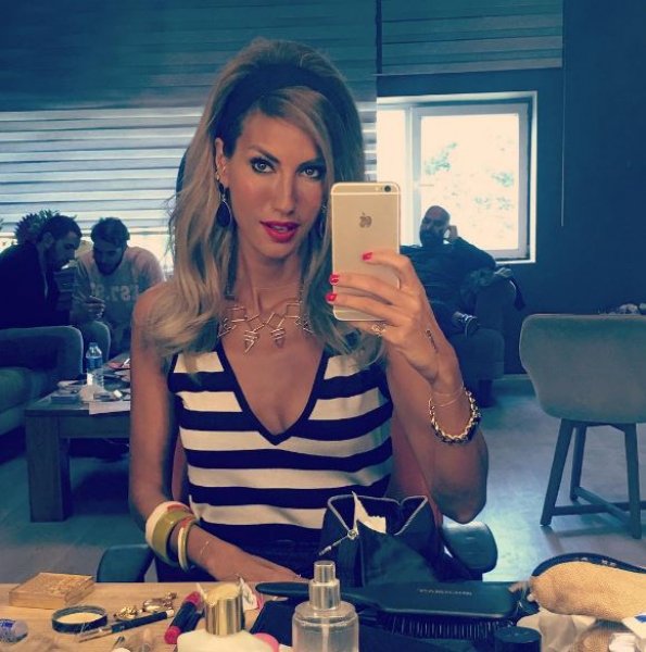 Çağla Şıkel genç mankenlere taş çıkarıyor 