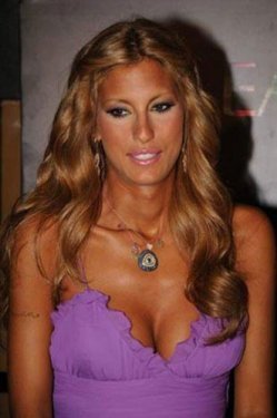 Çağla Şikel zamana meydan okuyan ünlülerden