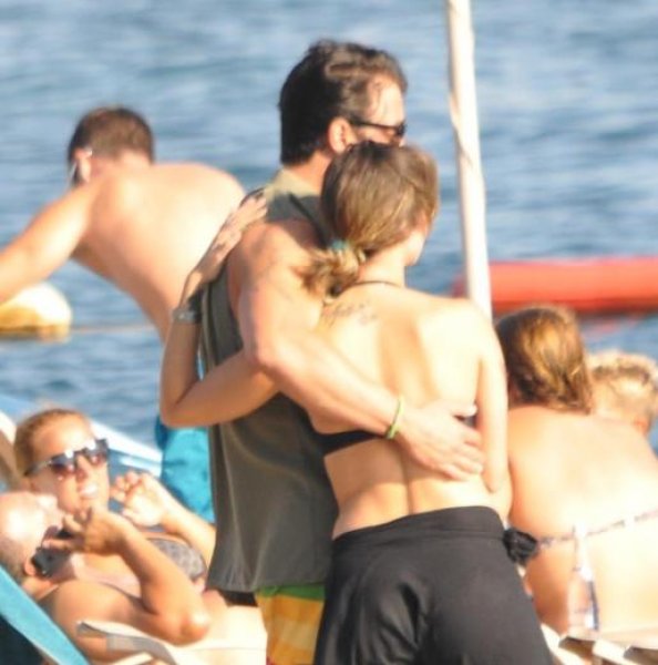 Ünlü çiftin romantik anları objektiflere takıldı 