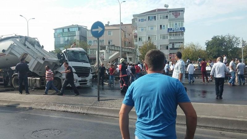 Avcılar'da E-5 üzerinde bir üst geçit çöktü