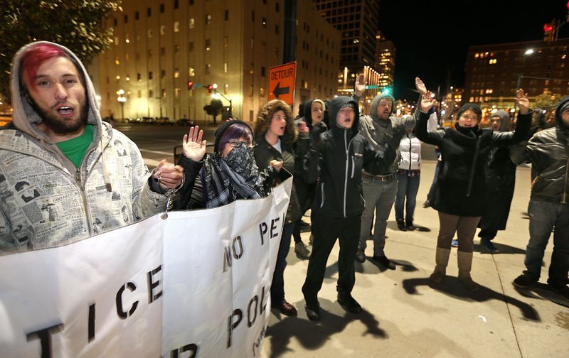 ABD'de siyahi genci öldüren polis yargılanmayacak