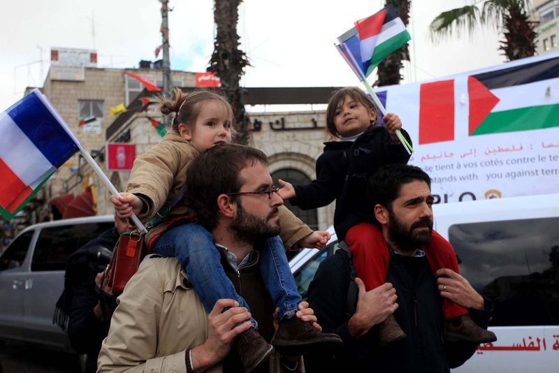 Paris'te binlerce kişi teröre karşı toplandı