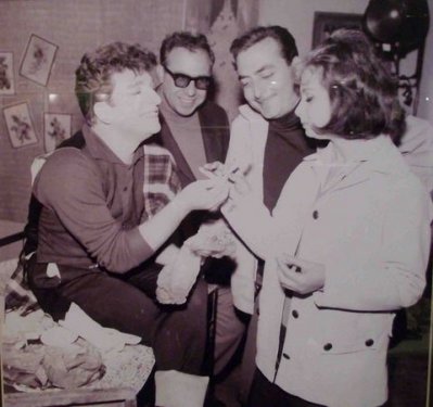 Bülent Ersoy ve Zeki Müren dudak dudağa