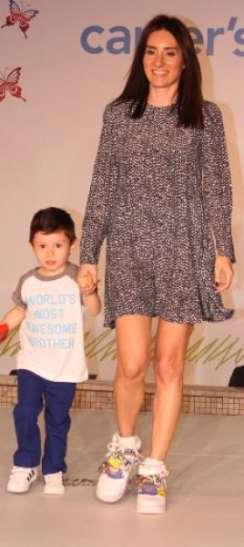 Yasemin Ergene çocuklarıyla podyumda