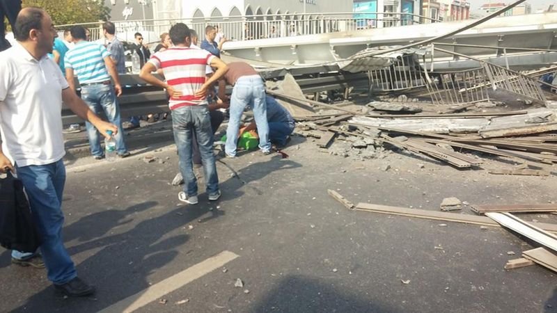 Avcılar'da E-5 üzerinde bir üst geçit çöktü