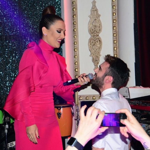 Demet Akalın zirveyi bırakmıyor 