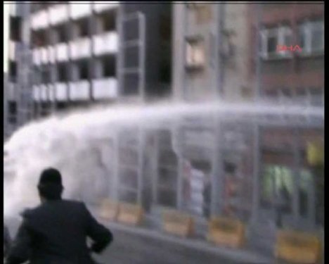 BDP'liler Taksim'i savaş alanına çevirdi