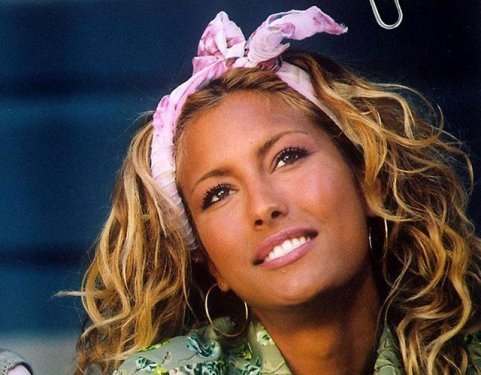 Çağla Şikel zamana meydan okuyan ünlülerden