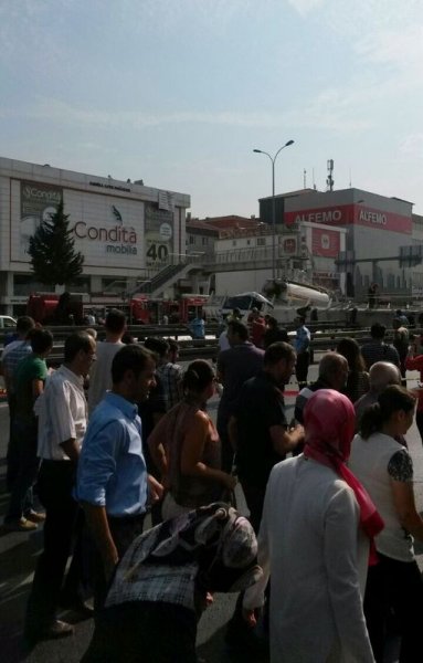 Avcılar'da E-5 üzerinde bir üst geçit çöktü