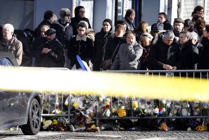 Paris'te binlerce kişi teröre karşı toplandı