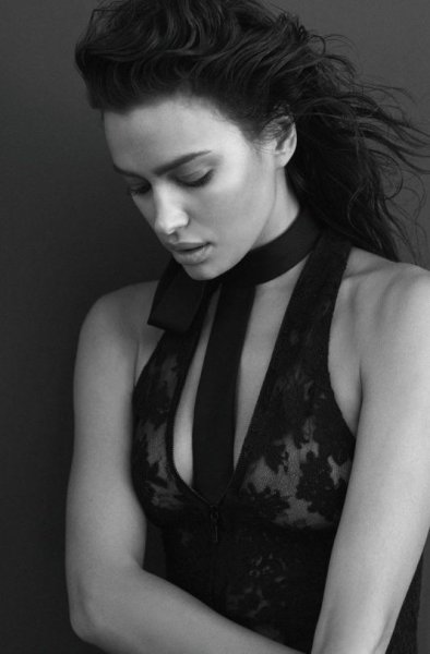 Irina Shayk şeffaf gelinlikle podyumda