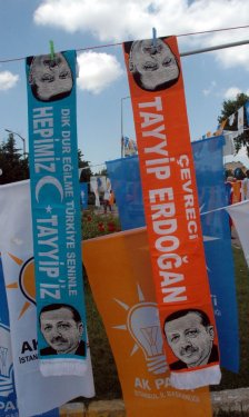 AK Partililer ile eylemcilerin slogan yarışı 