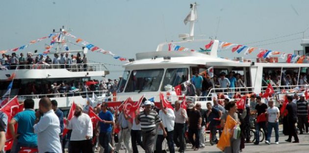 AK Partililer ile eylemcilerin slogan yarışı 