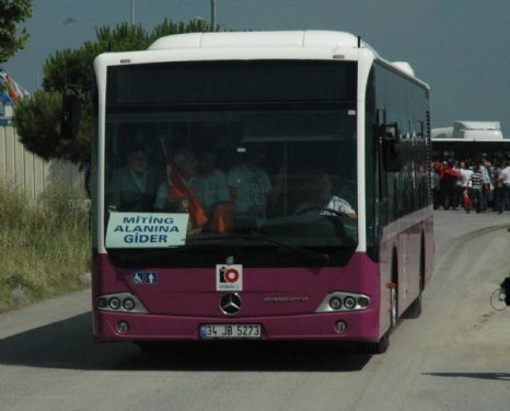 AK Partililer ile eylemcilerin slogan yarışı 