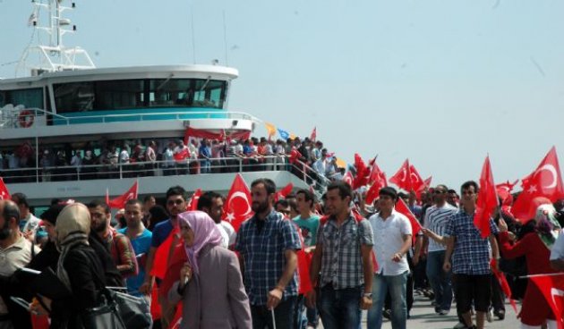 AK Partililer ile eylemcilerin slogan yarışı 