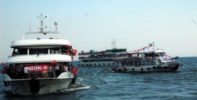 AK Partililer ile eylemcilerin slogan yarışı 