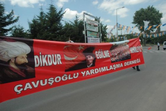 AK Partililer ile eylemcilerin slogan yarışı 