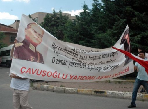 AK Partililer ile eylemcilerin slogan yarışı 