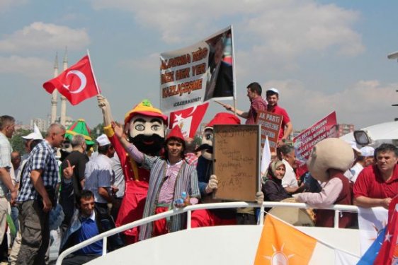 AK Partililer ile eylemcilerin slogan yarışı 