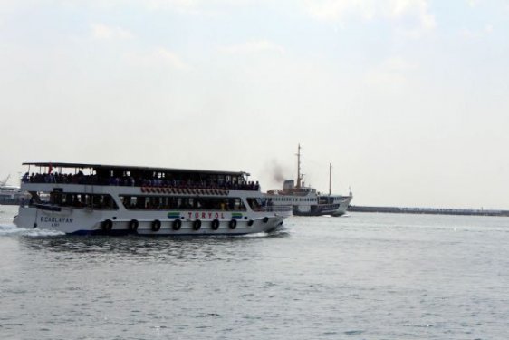 AK Partililer ile eylemcilerin slogan yarışı 