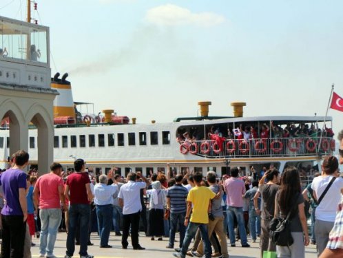 AK Partililer ile eylemcilerin slogan yarışı 