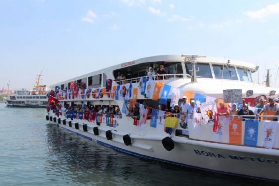 AK Partililer ile eylemcilerin slogan yarışı 