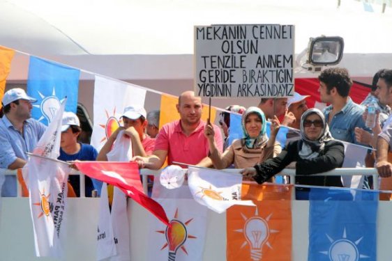 AK Partililer ile eylemcilerin slogan yarışı 