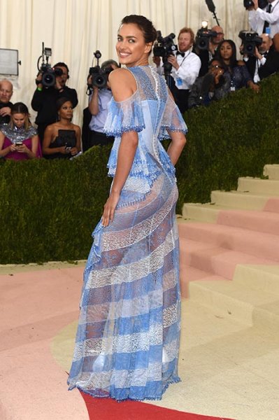 Ünlü model Irina Shayk bebeği ile yürüyüşe çıktı