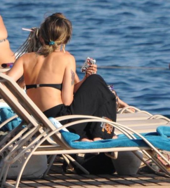 Ünlü çiftin romantik anları objektiflere takıldı 