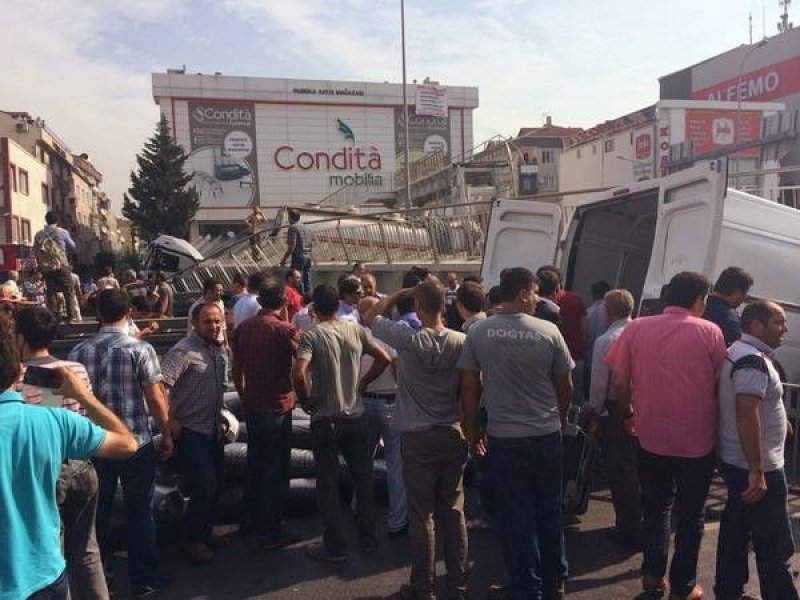 Avcılar'da E-5 üzerinde bir üst geçit çöktü