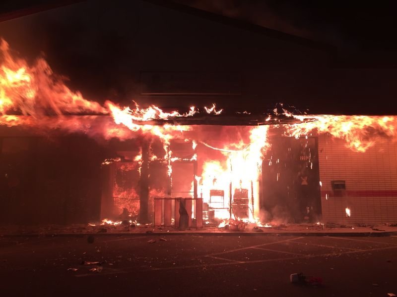 ABD'de siyahi genci öldüren polis yargılanmayacak