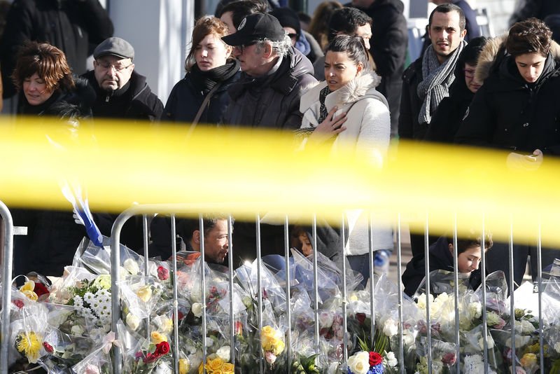 Paris'te binlerce kişi teröre karşı toplandı