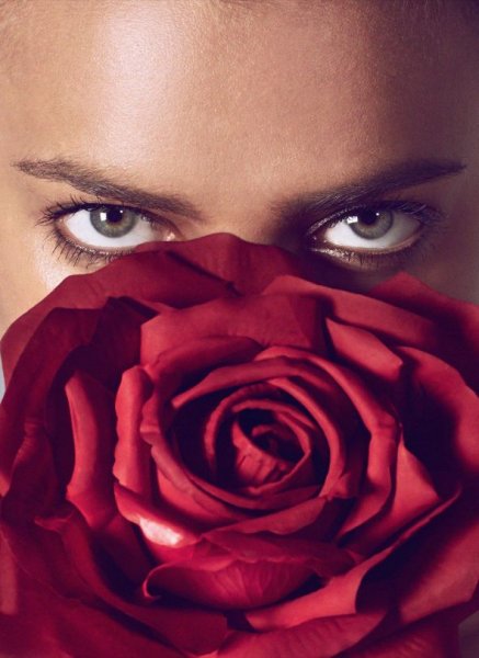 Irina Shayk şeffaf gelinlikle podyumda