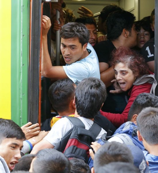 Macaristan'da mülteciler trenlere akın etti
