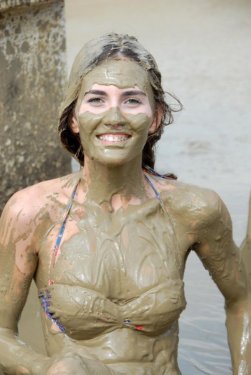 Güzellerin çamur banyosu