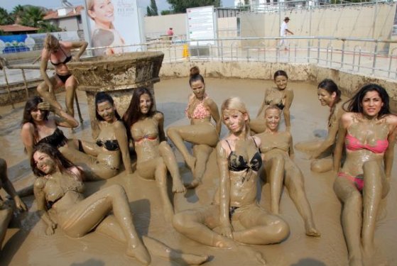 Güzellerin çamur banyosu