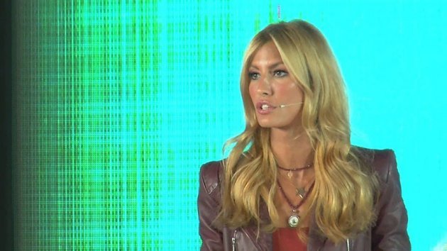 Çağla Şikel zamana meydan okuyan ünlülerden