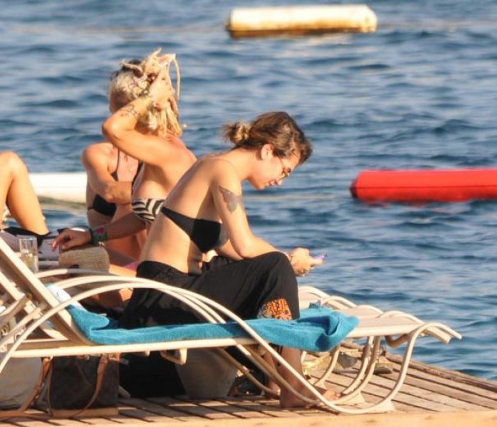 Ünlü çiftin romantik anları objektiflere takıldı 