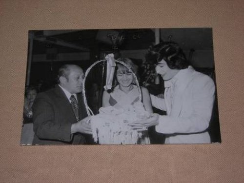 Bülent Ersoy ve Zeki Müren dudak dudağa