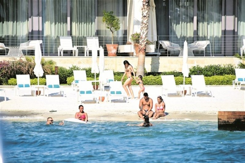 Tuba Büyüküstün tatilde