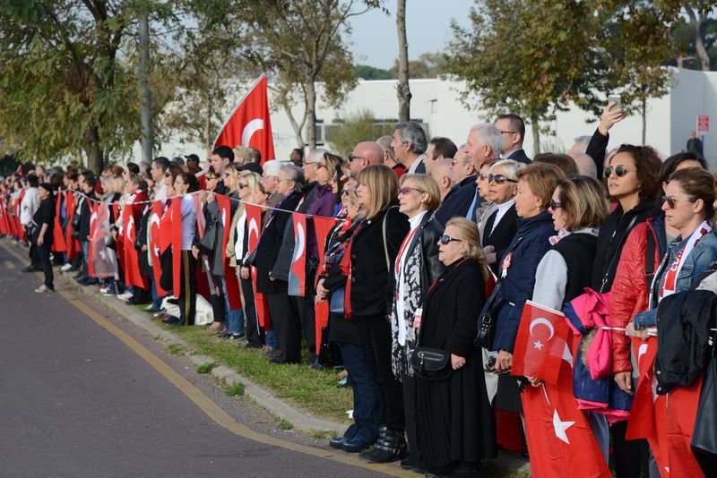 Kadıköy'de Ata'ya saygı zinciri
