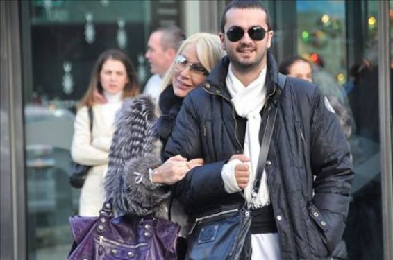 Çocuğu yaşındakilerle aşk yaşayan ünlüler