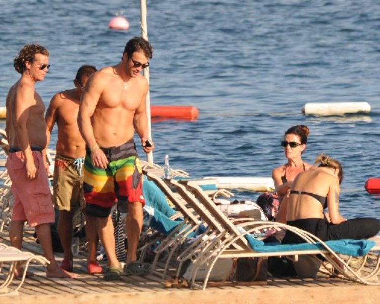 Ünlü çiftin romantik anları objektiflere takıldı 