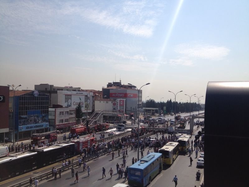 Avcılar'da E-5 üzerinde bir üst geçit çöktü