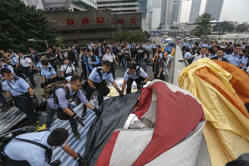 Hong Kong'da gösteri alanları boşaltıldı