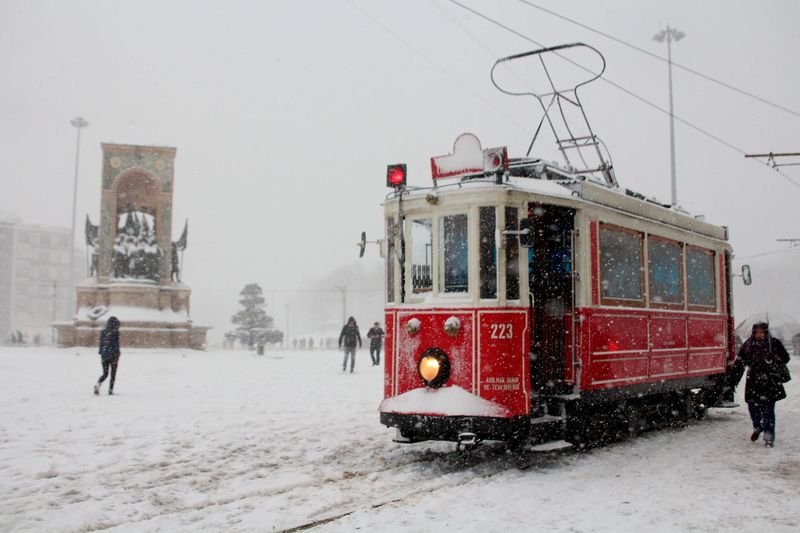 İstanbul'da kar yağışı hayatı olumsuz etkiledi