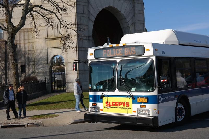ABD'de öldürülen polisin cenazesine 20 bin kişi katıldı