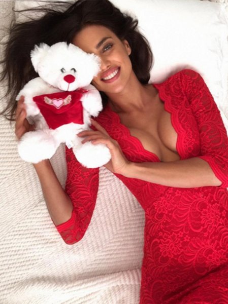 Ünlü model Irina Shayk bebeği ile yürüyüşe çıktı